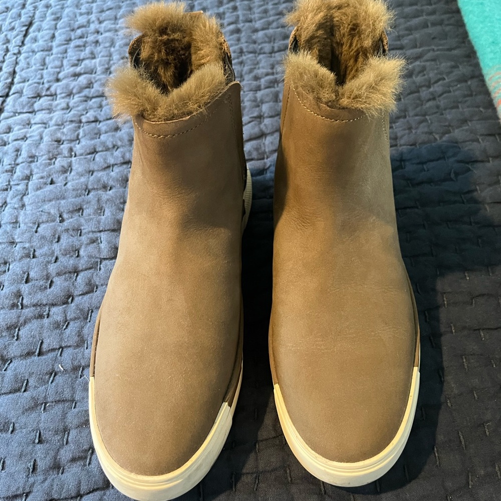 Hunter green fluffy Ugg-like booties